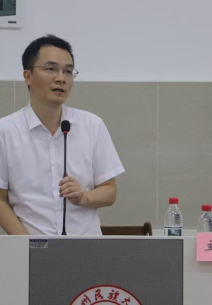 贵州日报王远柏主编回母校开讲：在文字里，打捞人间的星光